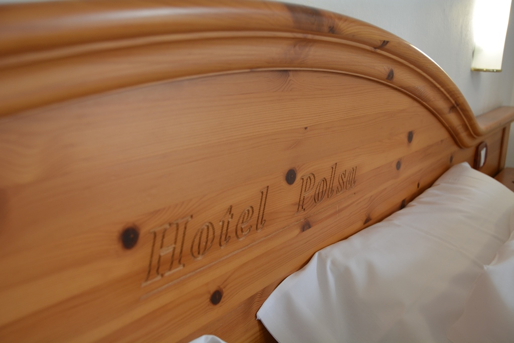 Dettaglio in legno delle camere del Family Hotel Polsa di Brentonico