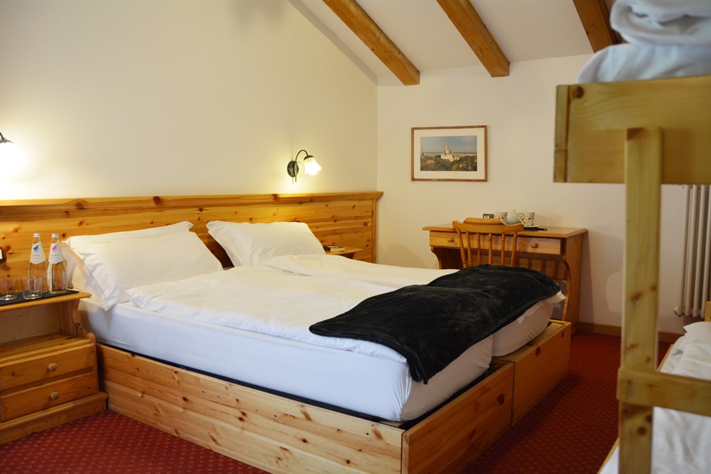 Camera familiare con letti aggiuntivi al Family Hotel Polsa di Brentonico