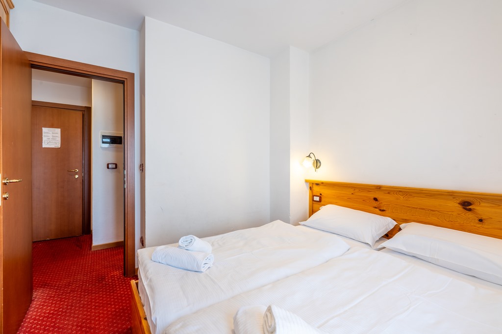 Camera accogliente dell’Hotel Polsa, hotel economico in Trentino ideale per vacanze in montagna
