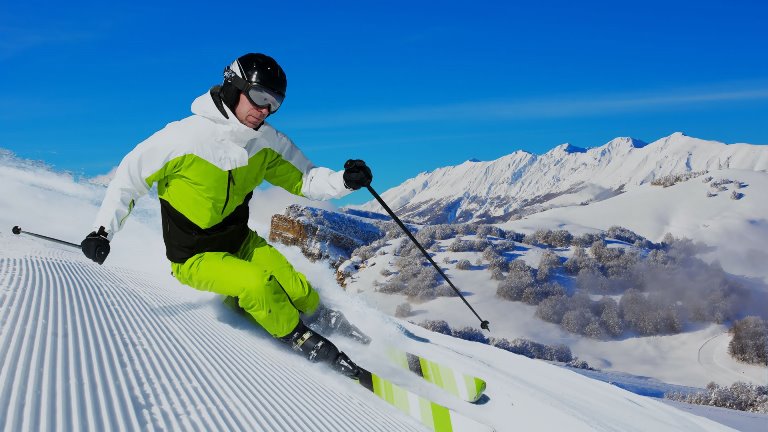 Sciatore soddisfatto skipass in trentino Offerte di hotel skipass in Trentino per il divertimento di tutta la famiglia