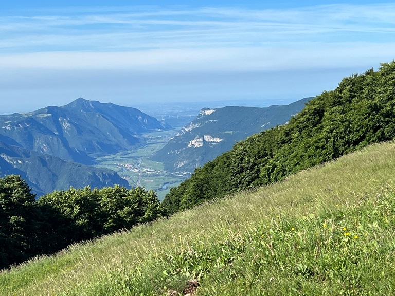 La vista sulla valle dell'Adige in Trentino dalle camere dell'Hotel per famiglie a Polsa di Brentonico