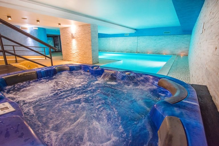 Piscina e relax nell’hotel in Trentino Una vacanza di benessere e relax nel family hotel con piscina in Trentino